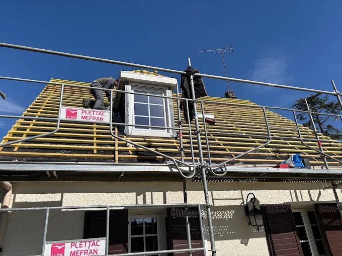 Un toit en pleine construction.