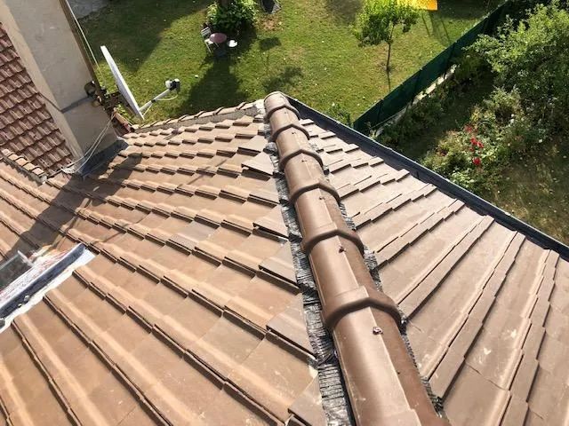 Le faîtage d'un toit et un jardin.