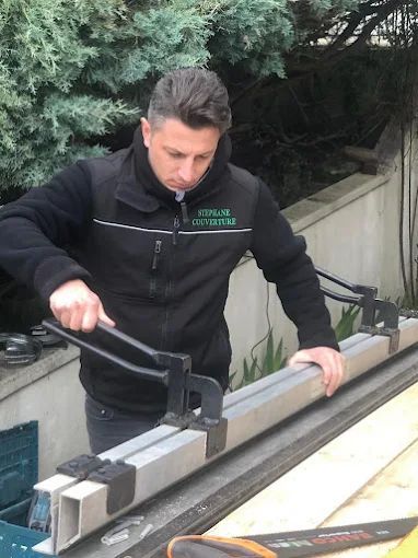 Stéphane Godiche avec une pince.