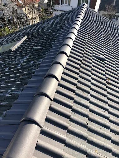 Le faîtage d'une toiture.