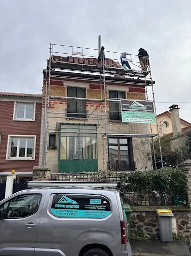 Le véhicule de Stéphane Couverture devant un grand bâtiment.