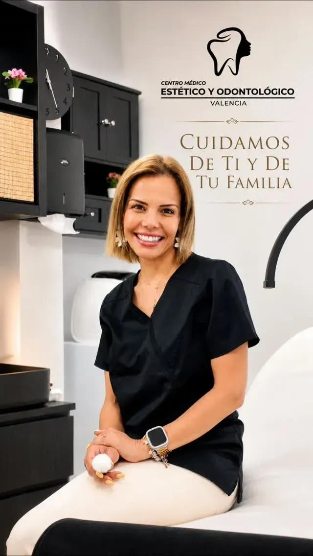 Woman seated in a dental clinic lobby, smiling beside a sign reading “Cuidamos de ti y de tu familia.”