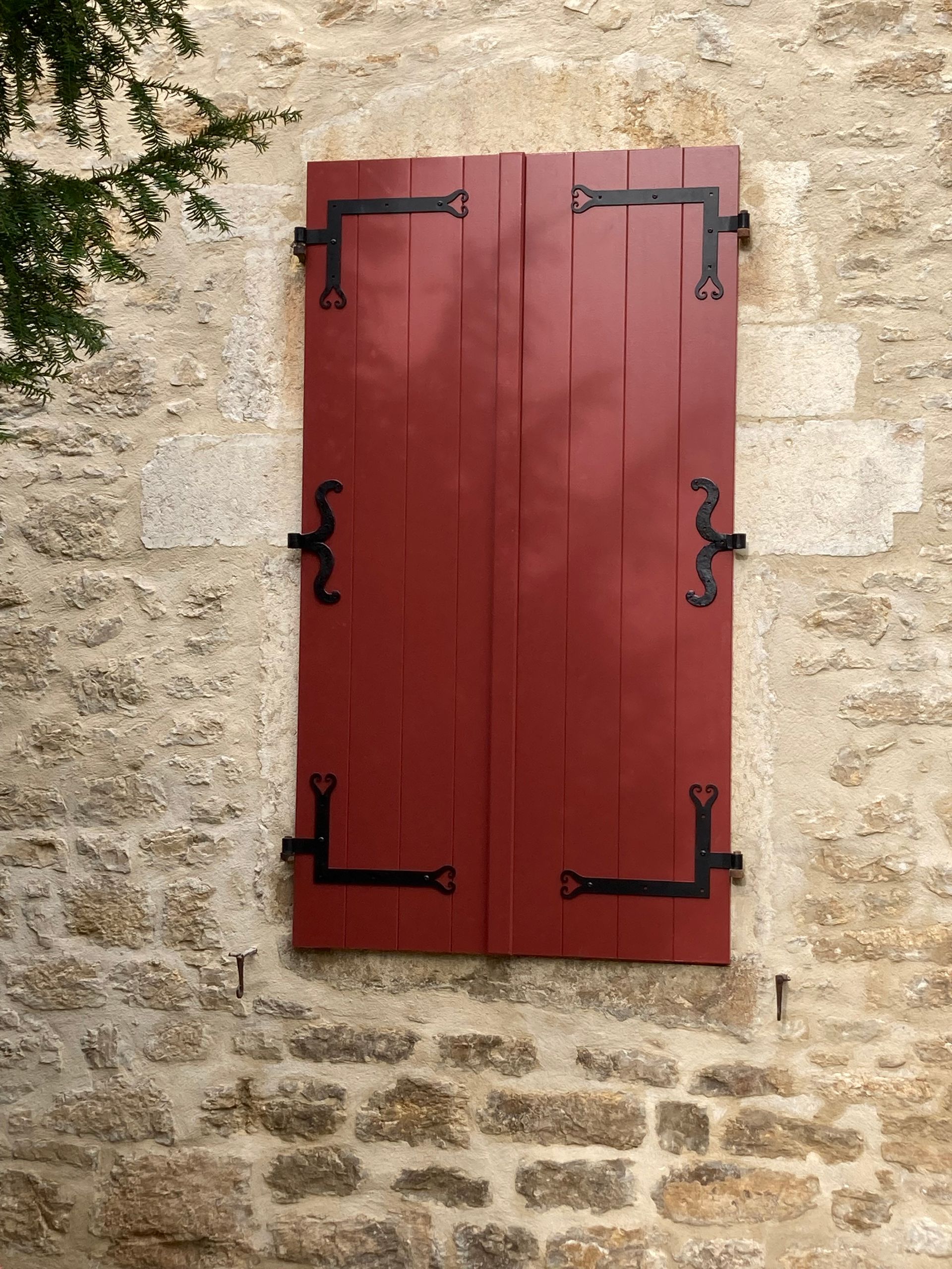 Volets rouges en bois