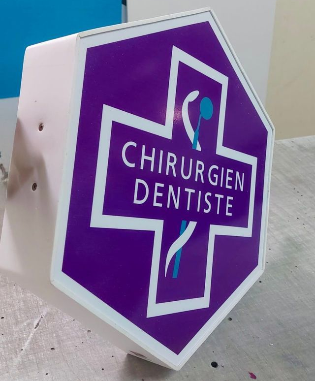 Enseigne de chirurgien dentiste.
