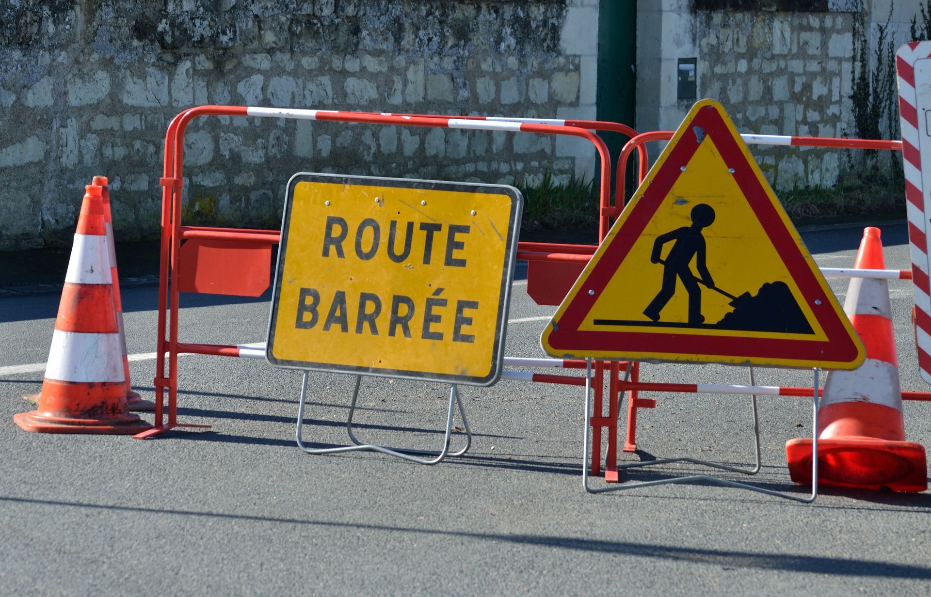 Panneaux de route barrée avec avertissement de travaux.