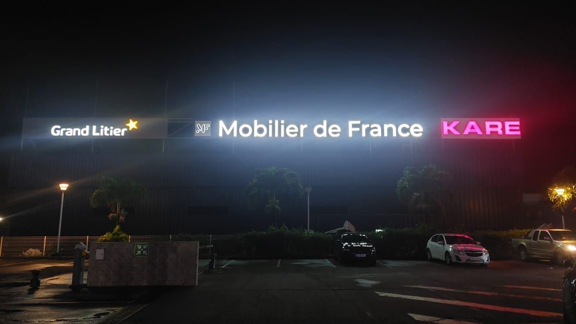 Plusieurs enseignes lumineuses la nuit.