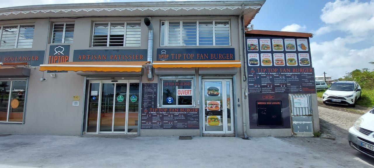 Extérieur d'un restaurant avec un menu affiché.