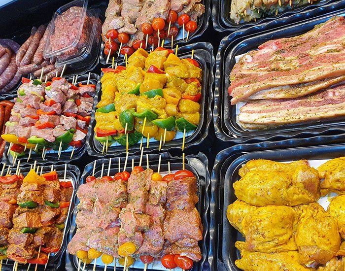 Plusieurs plat remplis de brochettes de viande de différents gabarits