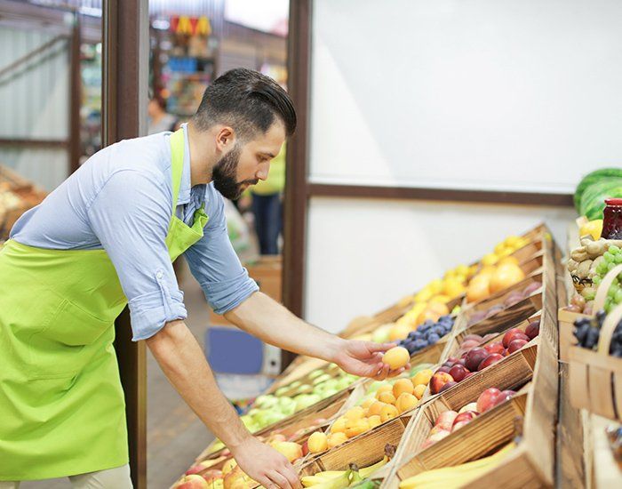 Personnel de supermarché en train de regarder des fruits