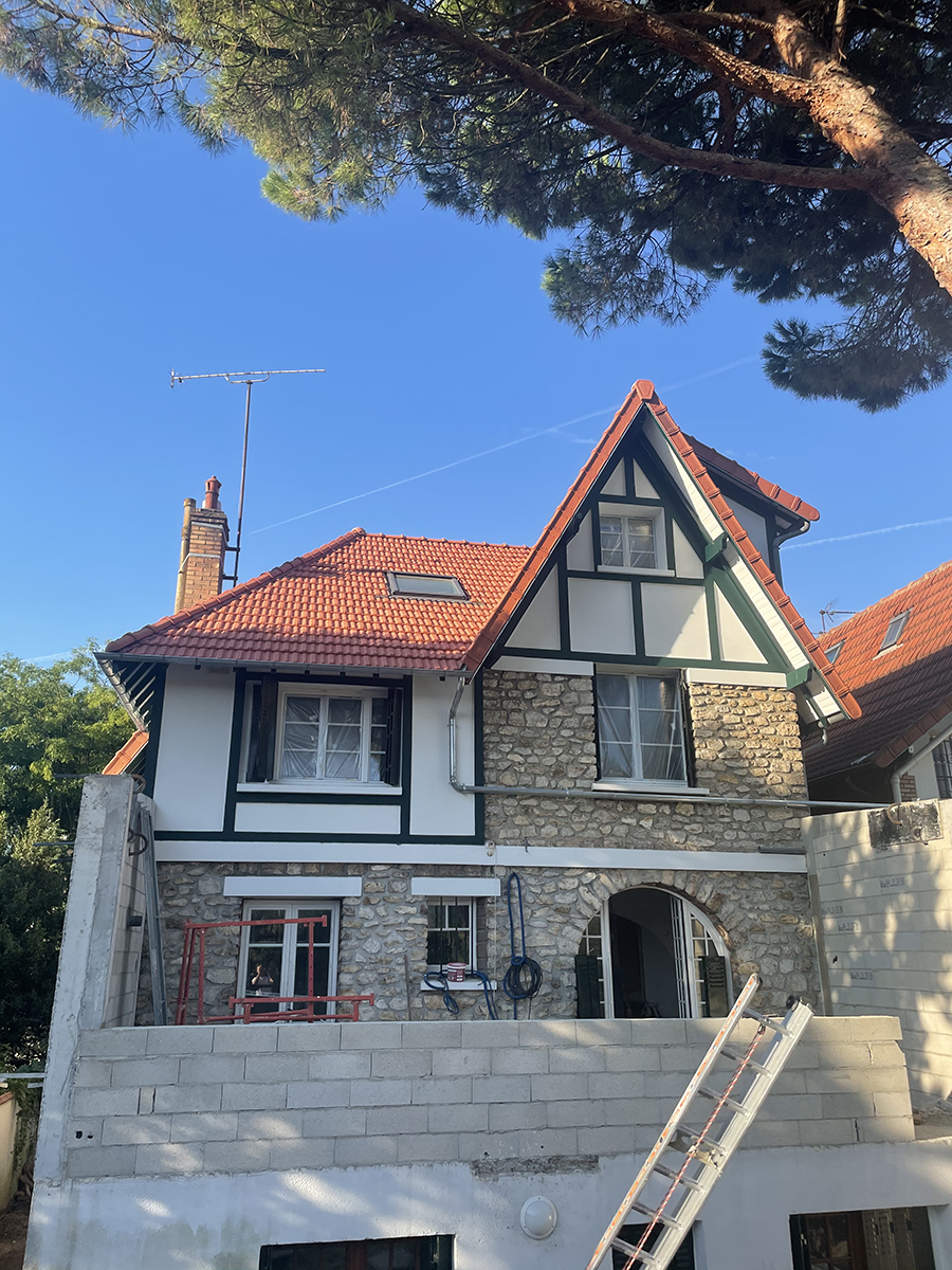 Création d’un mur devant une maison