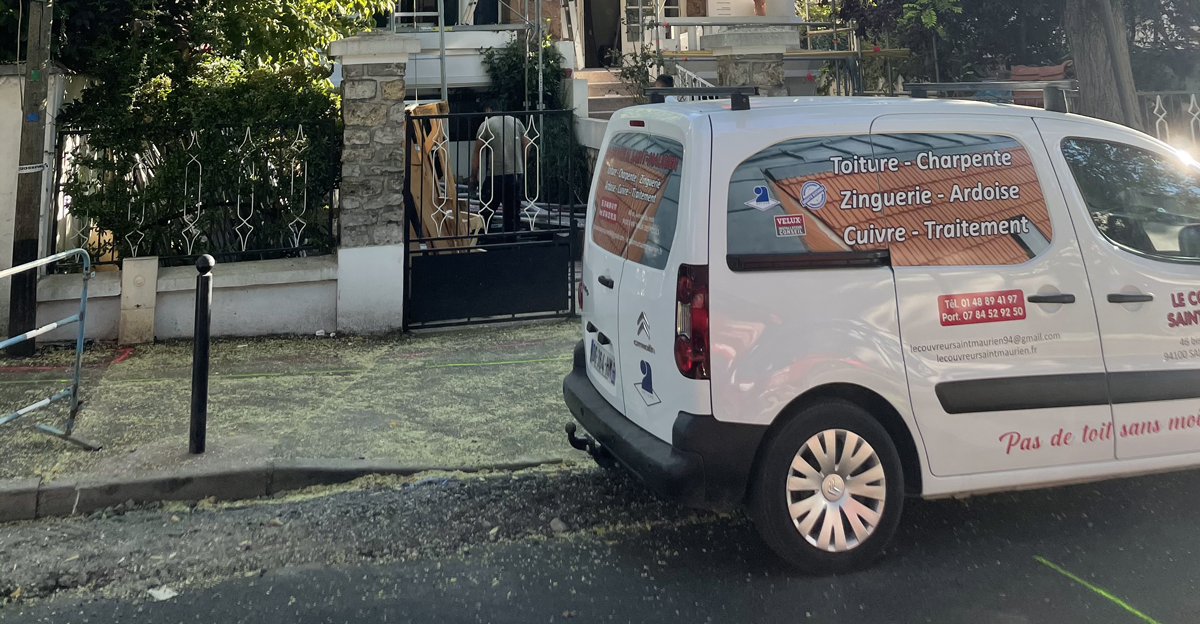 La camionnette de l’entreprise Le Couvreur Saint Maurien