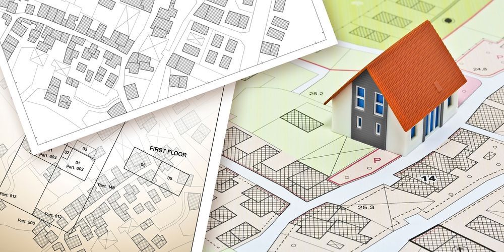 Planos arquitectónicos con un pequeño modelo 3D de una casa en la parte superior, con techo rojo y paredes azules.