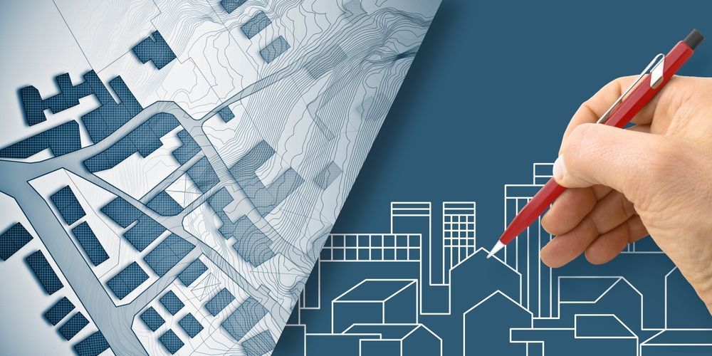 Dibujar a mano el plano de una casa sobre un mapa de la ciudad, combinando planificación urbana y construcción.