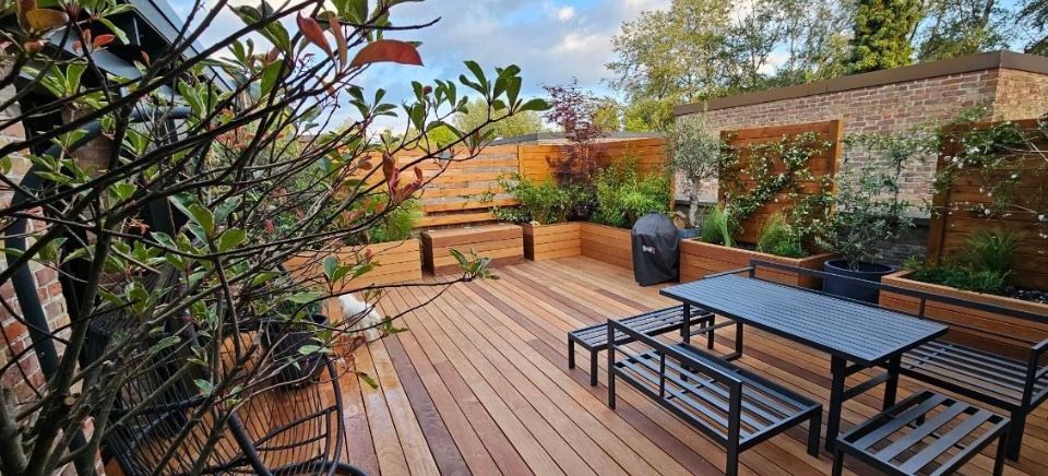 Table en verre aux abords d'une piscine 