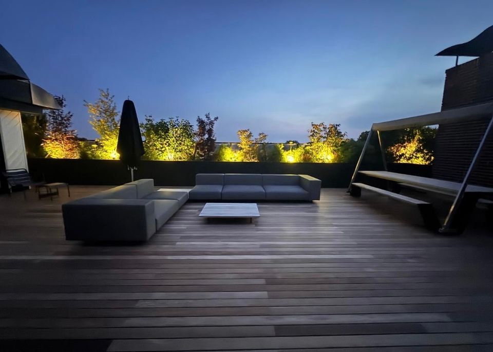 Aménagement de piscine avec décoration en canne de bambou