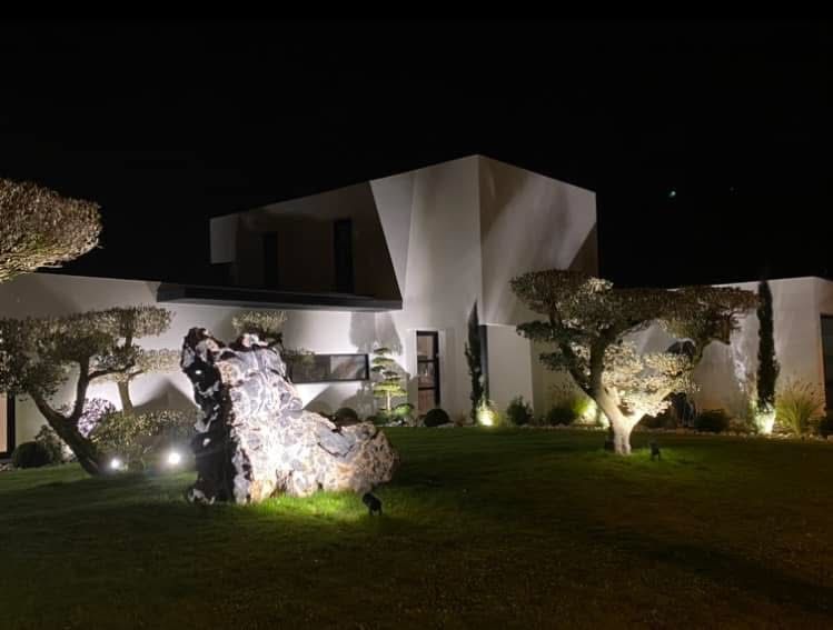 Décoration minérale au abords d'une terrasse en bois autour de la piscine