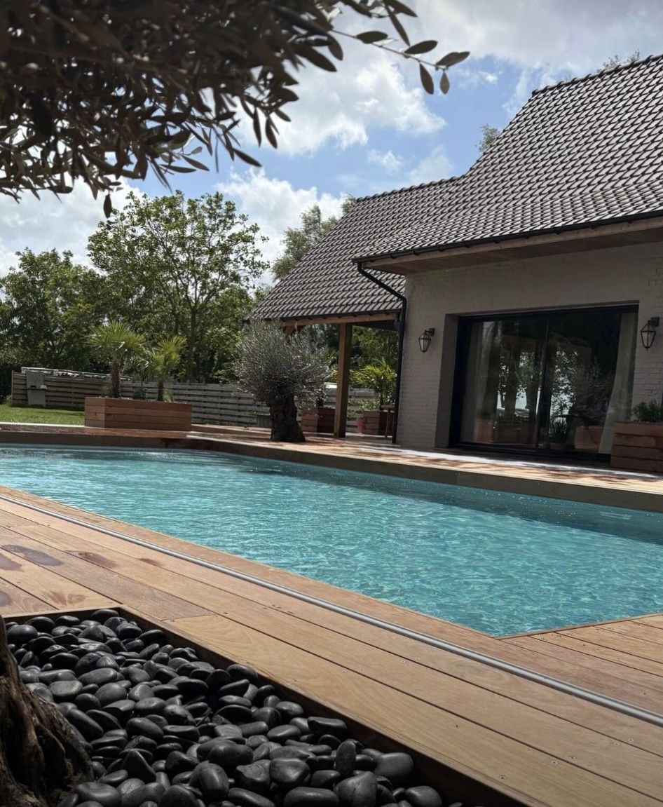 Aménagement des abords d'une piscine sur un terrain particulier 