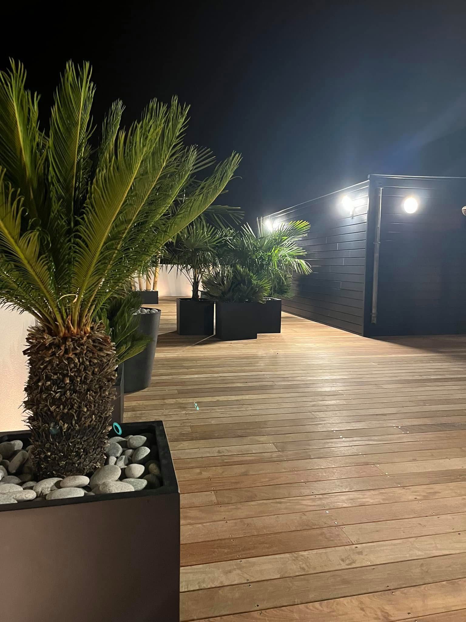 Terrasse en bois probablement sur un toit 