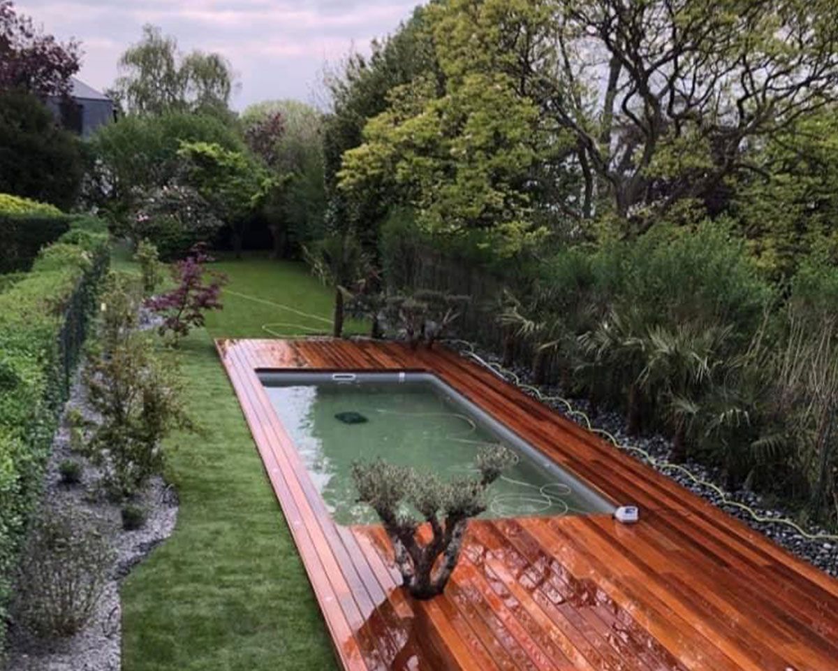 Terrasse en bois avec piscine