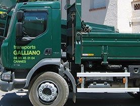 Camion de transport vert portant l'inscription « Transports Galliano » à Cannes, en France.