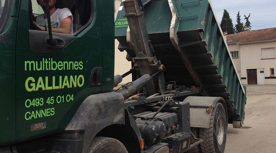 Camion vert avec conteneur élévateur, conduit par une personne, Galliano, Cannes, France.