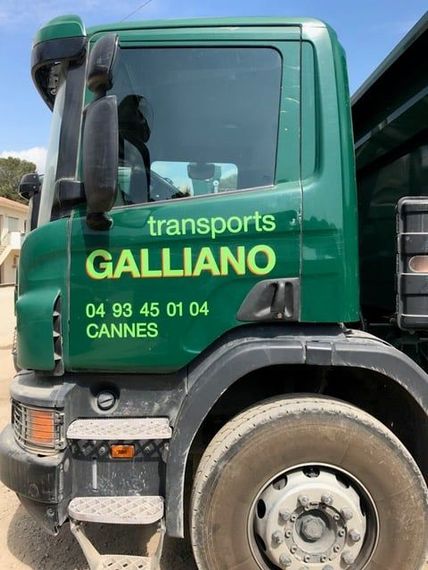 Camion de transport Galliano vert à Cannes, France, avec logo et numéro de téléphone.