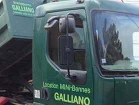 Camionnette Galliano verte avec rétroviseur latéral et inscription « Location MINI-Bennes ».