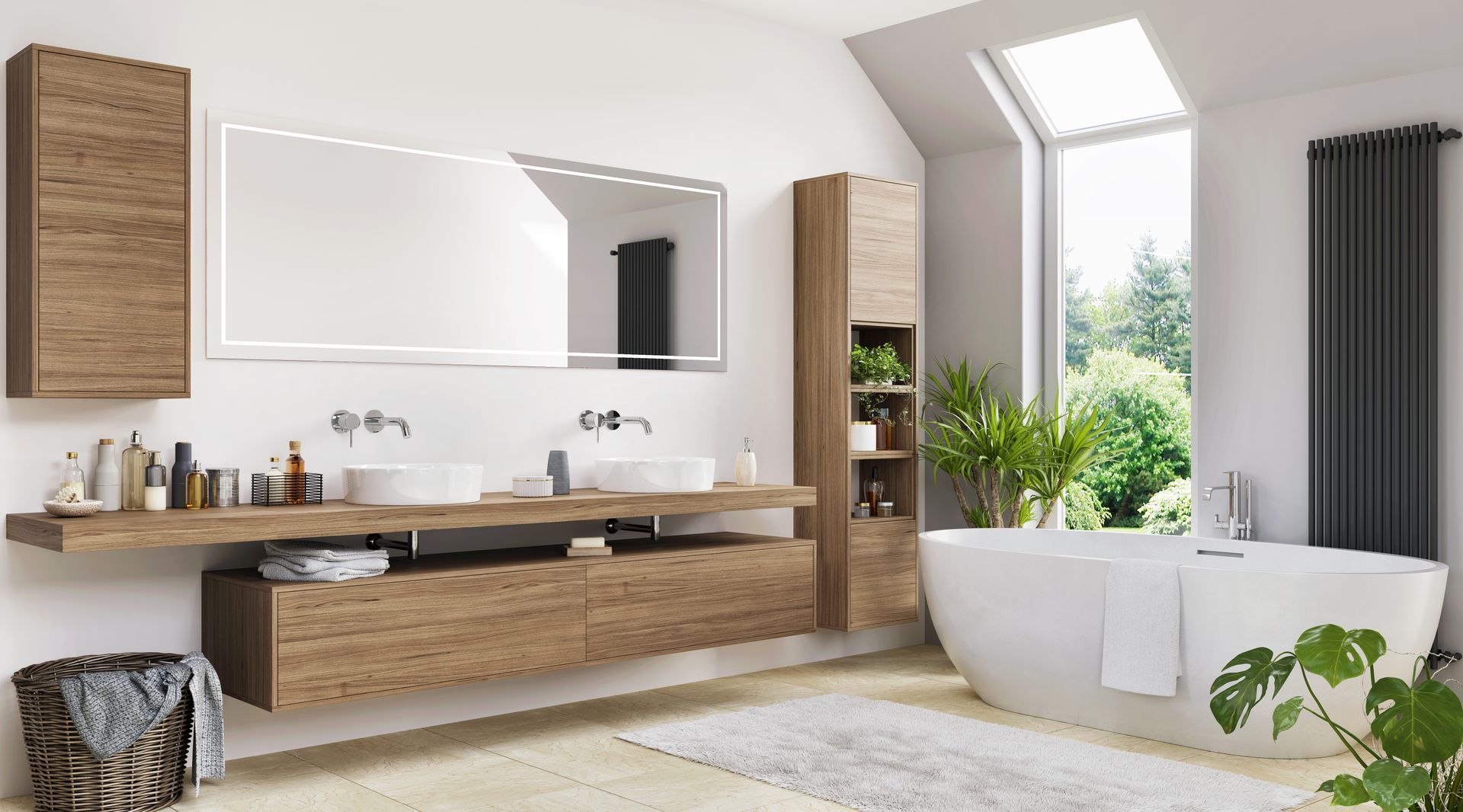 Salle de bains moderne avec meuble-lavabo en bois, grand miroir, baignoire, puits de lumière et plantes.