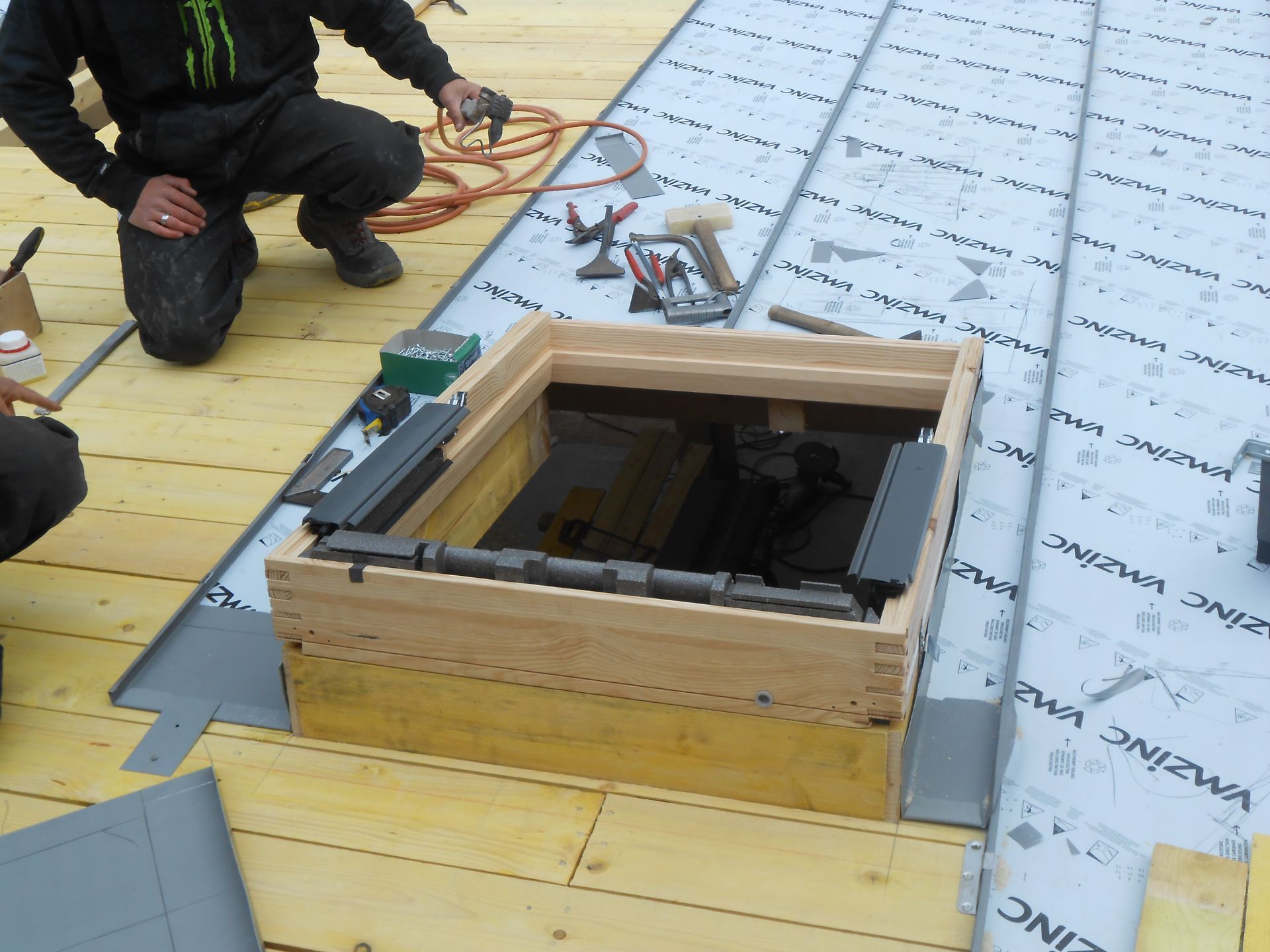 Un ouvrier installe un velux