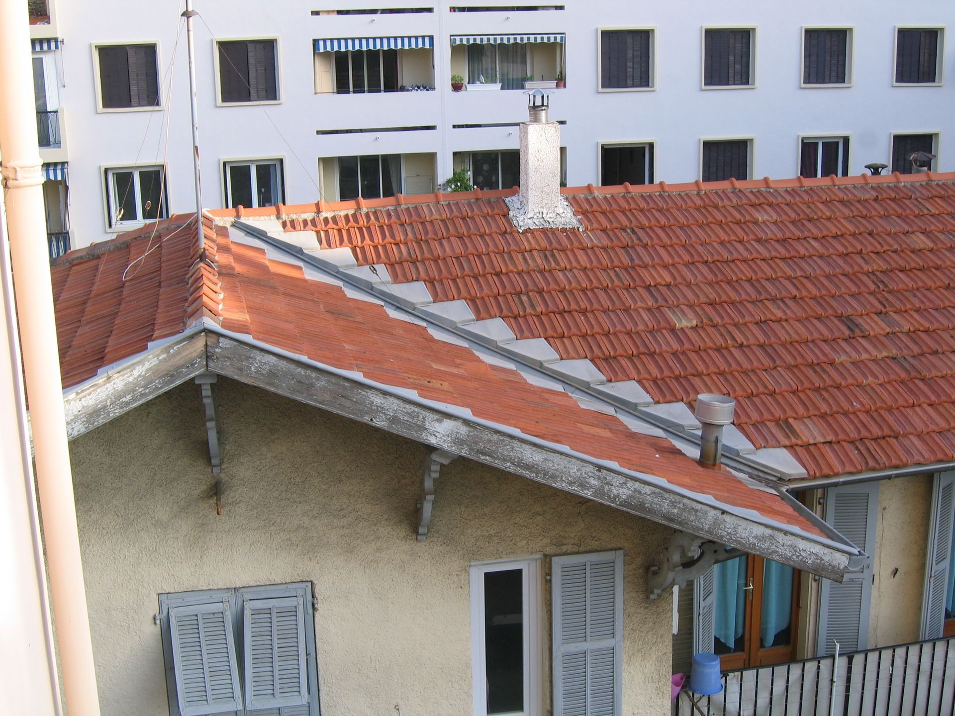 Toit en tuile avec zinguerie