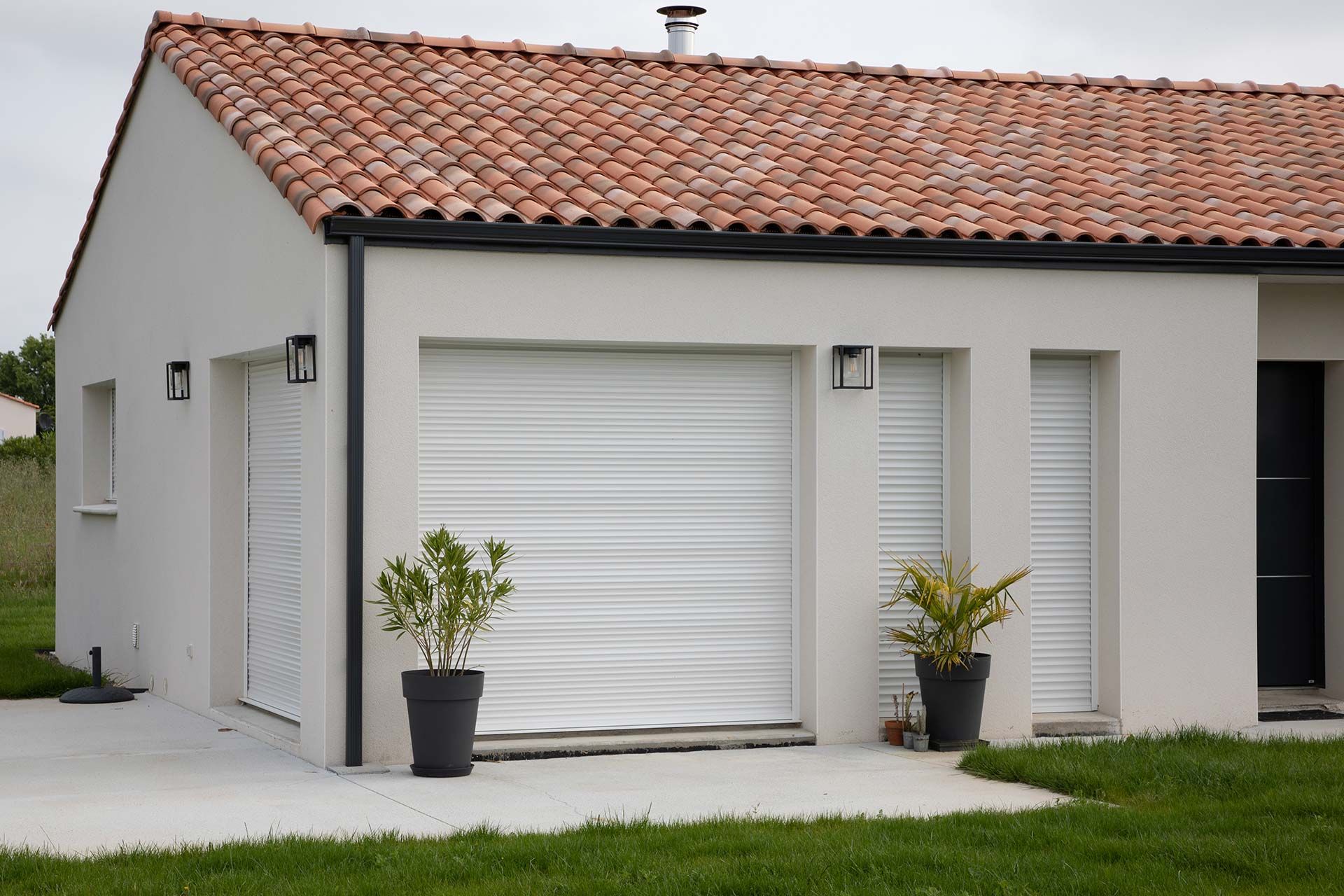 Façade d'une maison avec des volants roulants