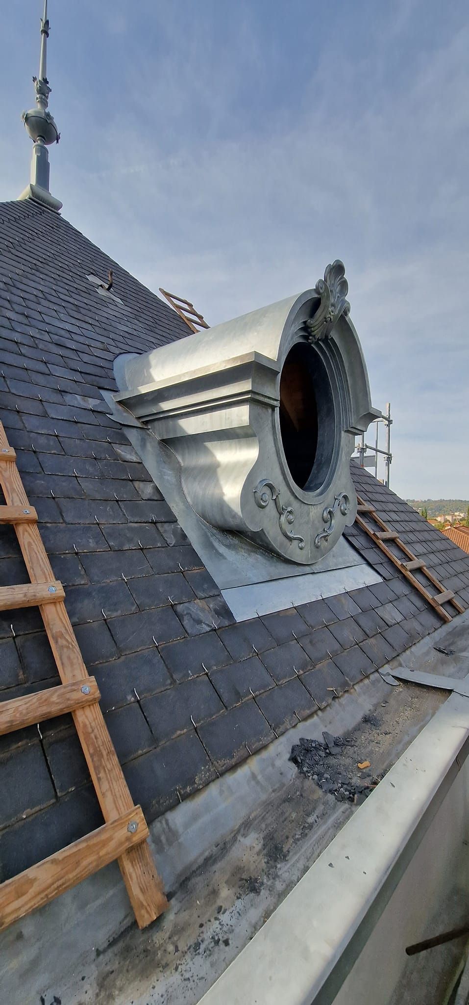 Ornementation Zinc - Création d'un œil-de-bœuf en zinc sur couverture ardoise pour une maison de maître