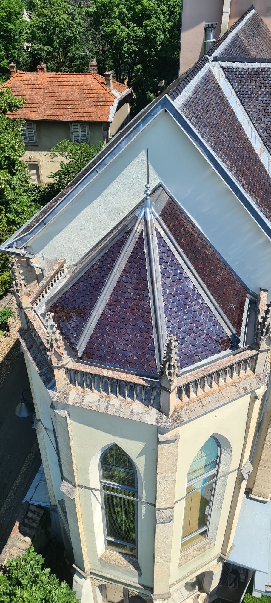 Couverture Tuile de chez Blache écailles vernissées - Restauration du Chœur d'une Chapelle
