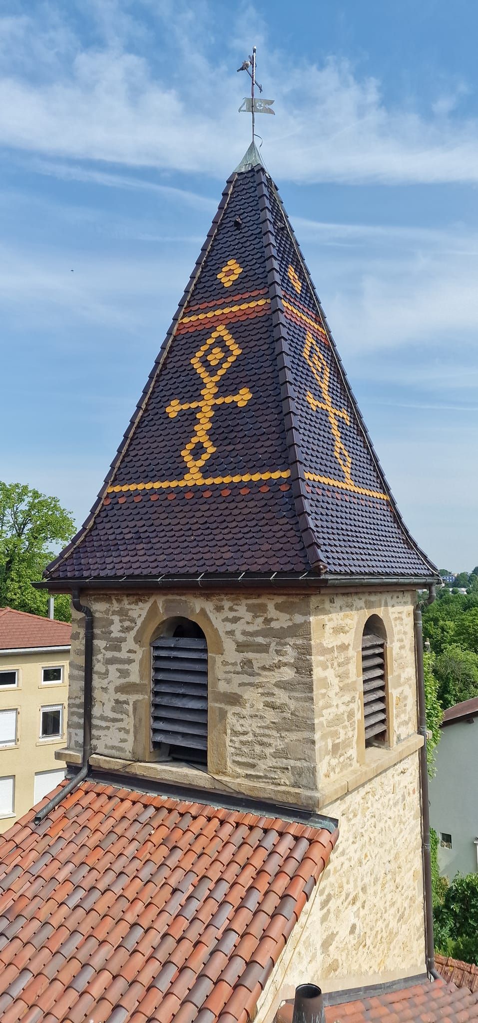 Patrimoine Église du 16e siècle - Tuile écailles vernissées