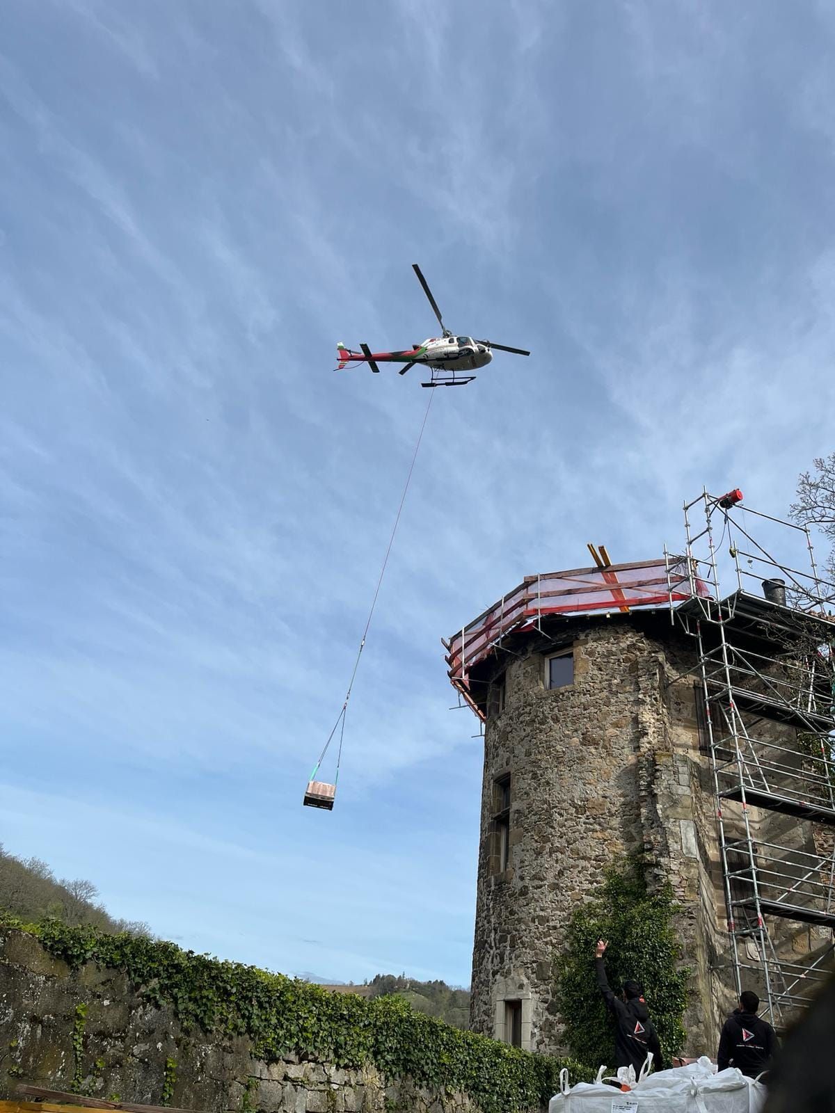 Héliportage pour un chantier atypique - Restauration Tour Garon du 12e siècles