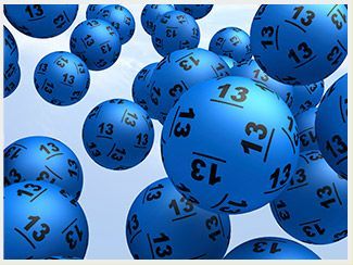 Un montón de bolas de lotería azules vuelan en el aire.