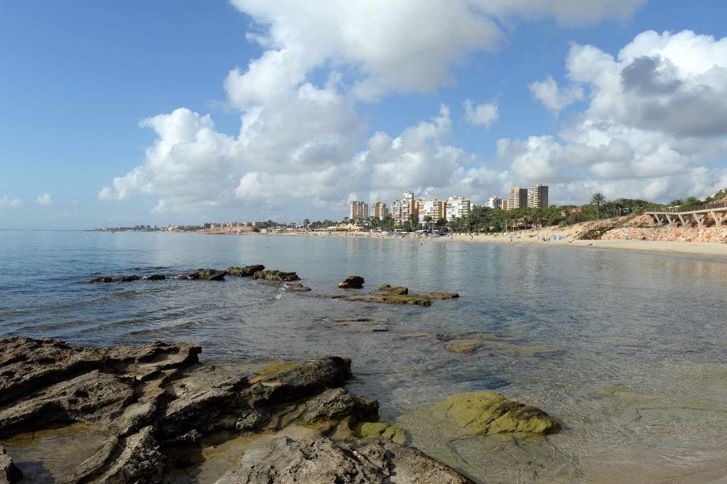 Ciudad costera de edificios, playa y mar en Alicante