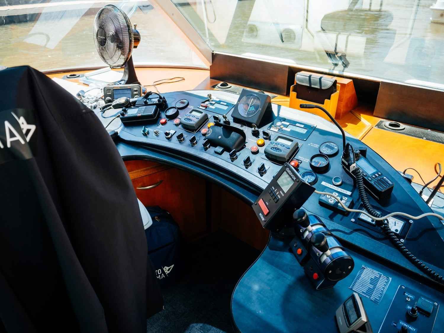 Mandos y controles en el interior de una embarcación a motor.