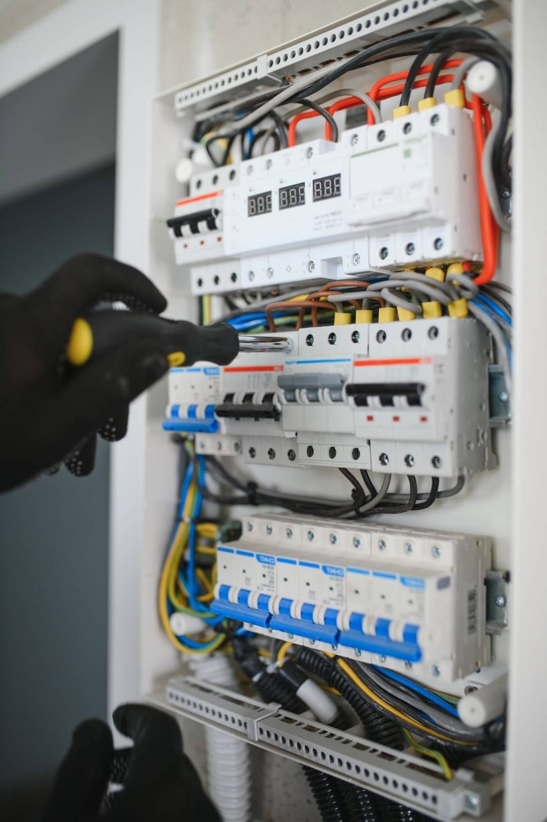 Instalación eléctrica siendo revisada por un profesional.