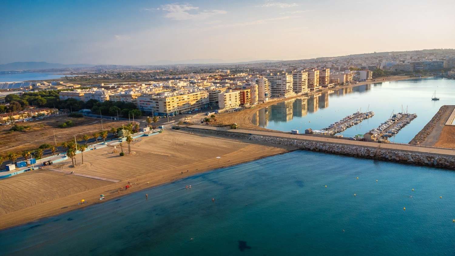Ciudad costera de edificios, playa y mar en Alicante.