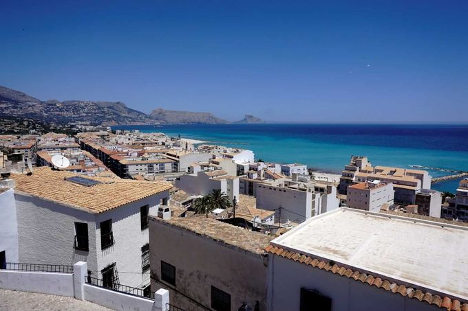 Pueblo costero de casa blancas y mar en Alicante
