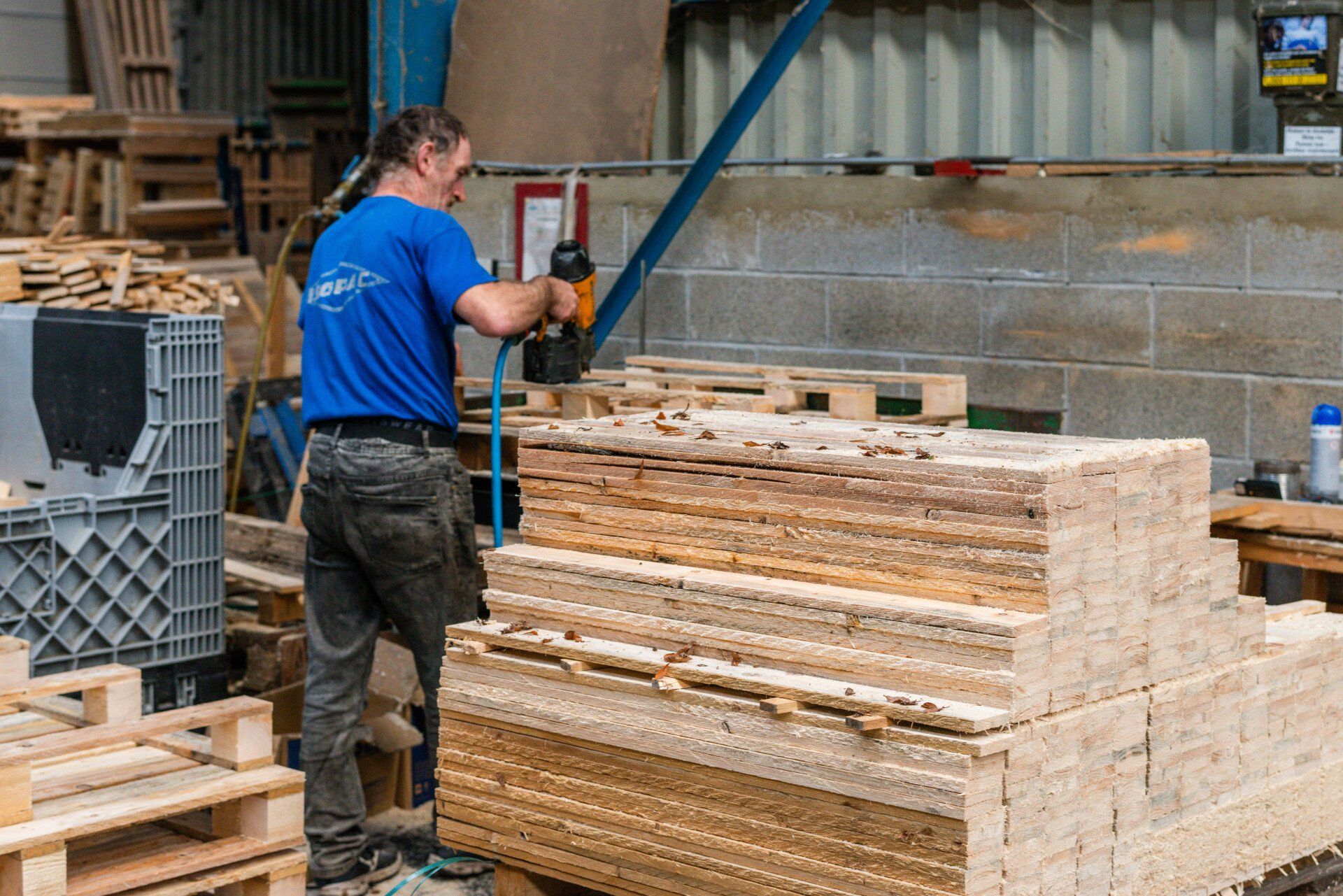 Opérateur fabrication palettes bois