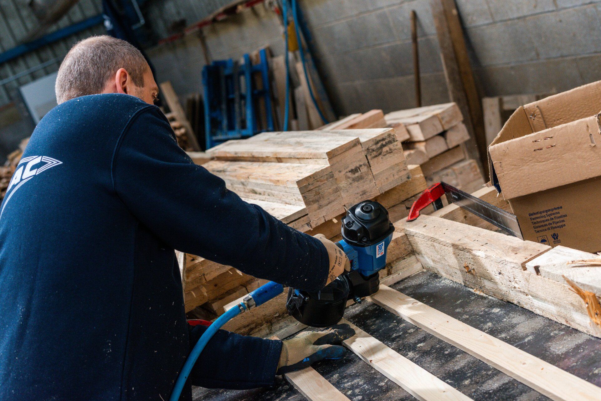 Opérateur assemblage emballage bois