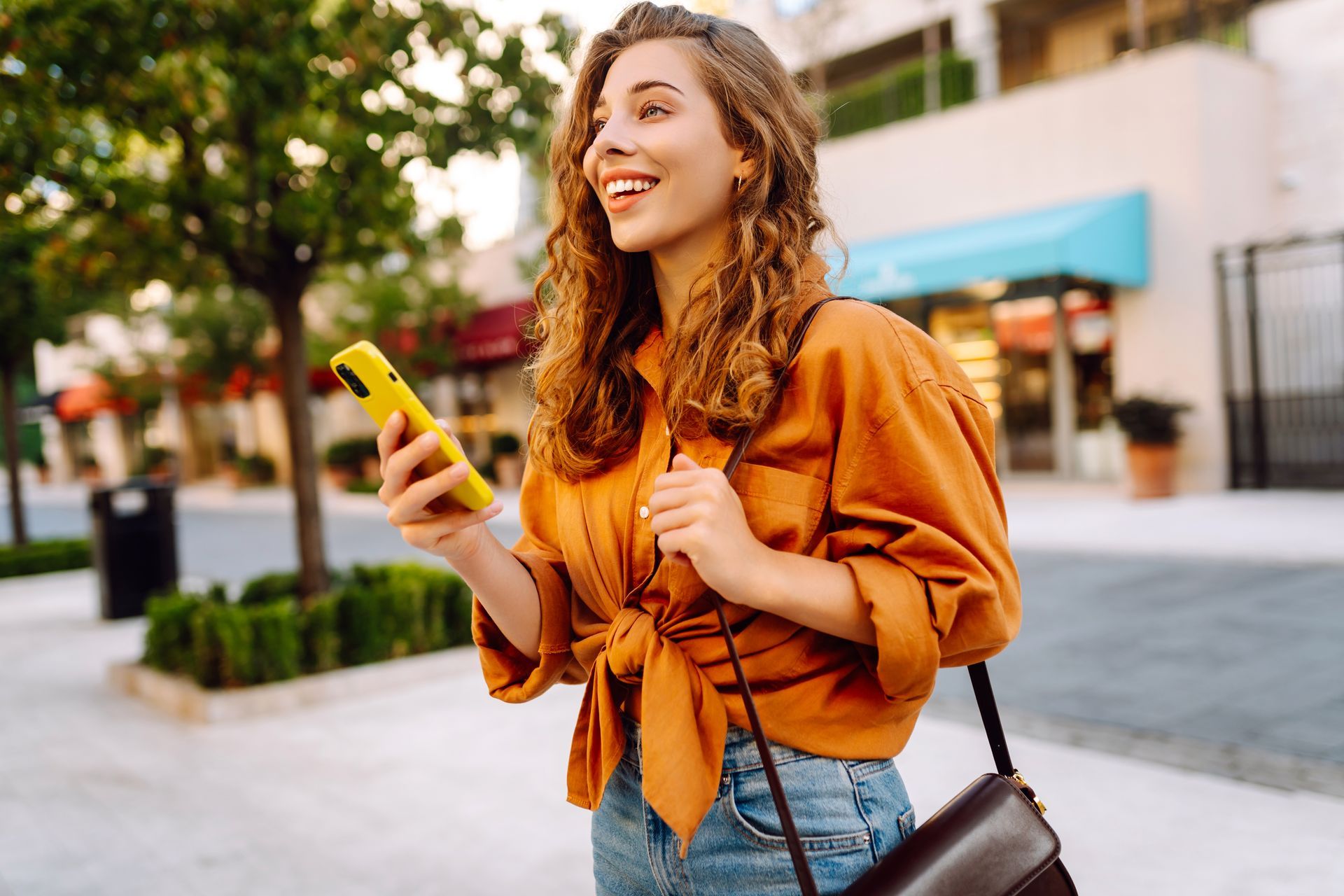 Une jeune fille avec un smartphone dans la main.