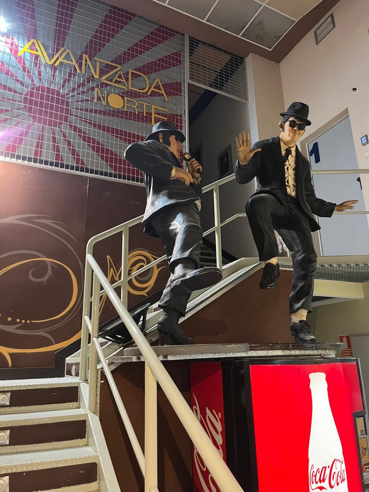 Estatuas de los Blues Brothers en una plataforma de Coca-Cola.