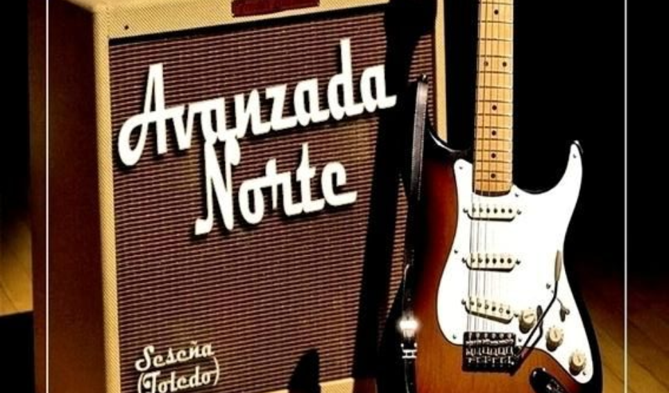 Guitarra apoyada sobre un amplificador marrón con 