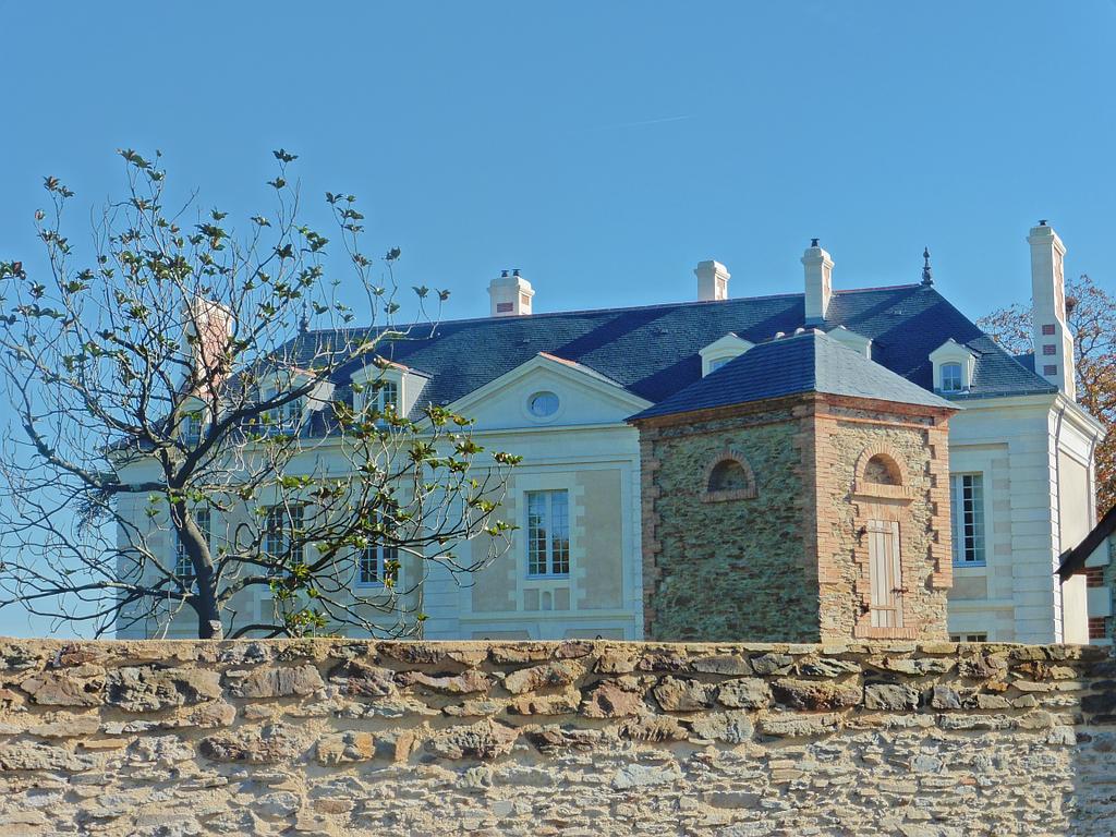 Mur en pierre et maison