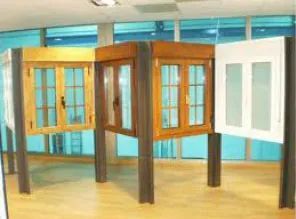 Una exhibición de diferentes tipos de ventanas en una habitación.
