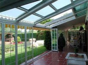 Una habitación grande con muchas ventanas y techo.