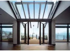 Una habitación grande con muchas ventanas y techo de cristal.